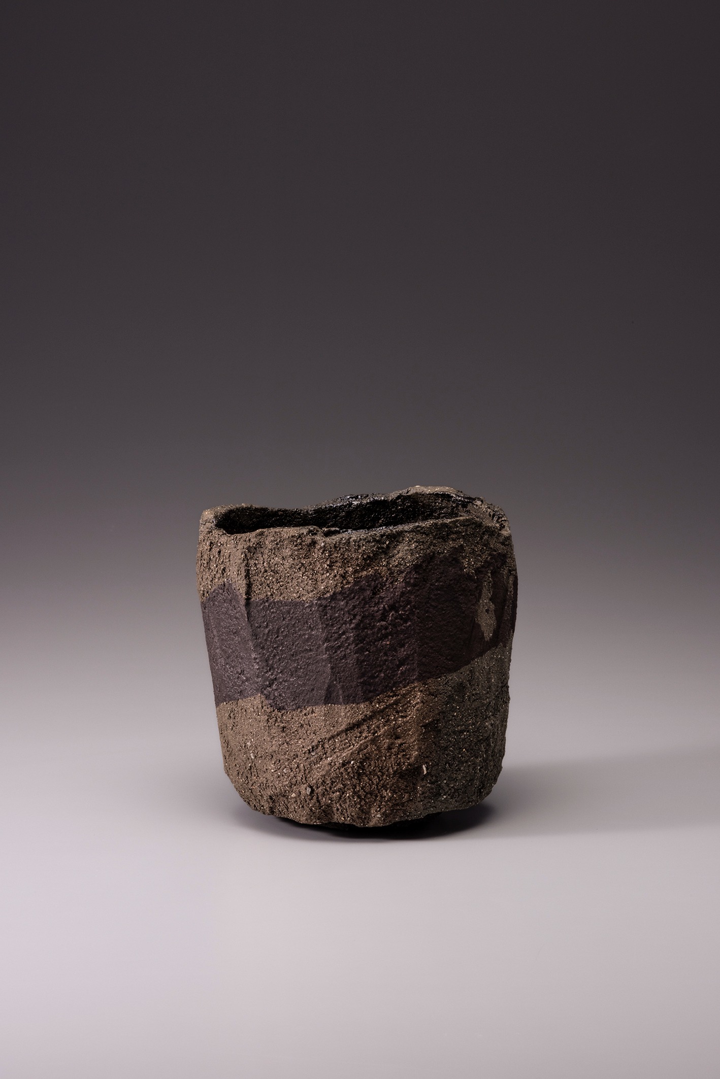 焼貫樂黒巌茶碗　銘　嶷　＜ギ＞（事物は　賢として孤高なるか）